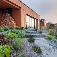 Zásoba dřeva je hned pěkně po ruce, aby v zimě nebylo nutné chodit nikam daleko z domu.