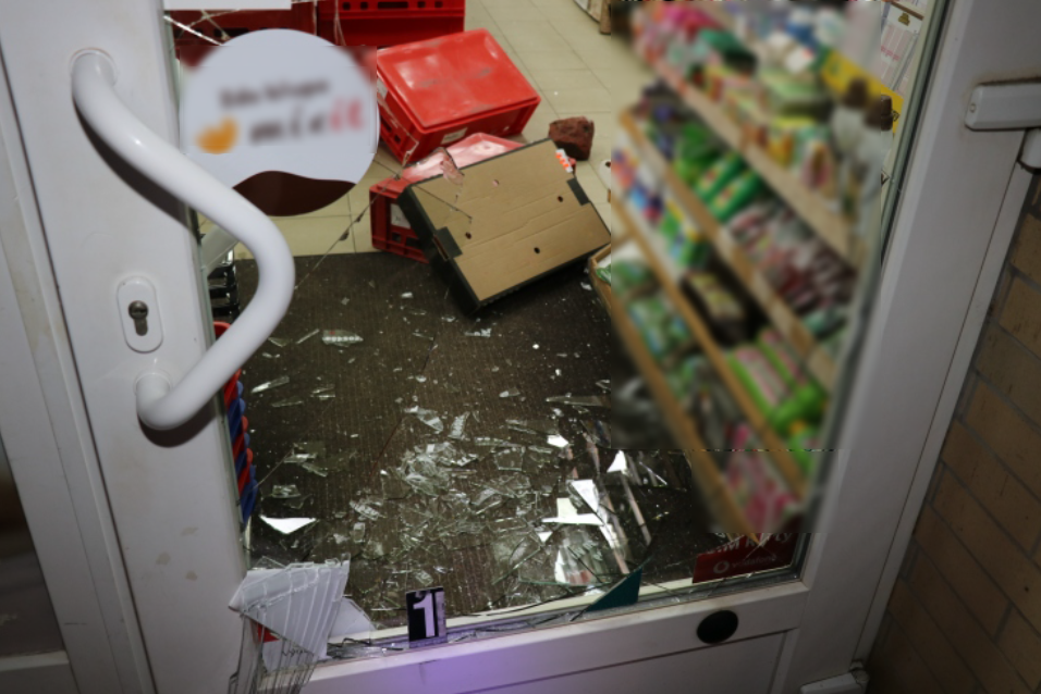 Cặp vợ chồng ăn trộm vào ban đêm tại cửa hàng Plzeň, để lại hai đứa trẻ đang ngủ ở nhà