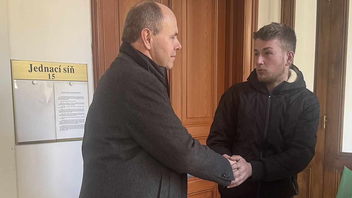 Výhrůžky smrtí a útok na starostu Rabí kvůli kapesnému. Soud zrušil mladíkovi z Litvy trest