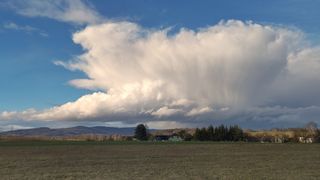 Jarní teploty doprovodí přeháňky a bouřky, na víkend se ochladí