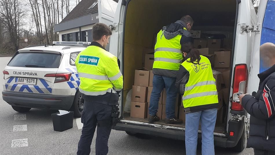 Na D1 zastavili celníci čínského řidiče s tunou závadného masa