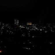 Havana v noci. Po kompletním výpadku elektřiny lidé svítili, jak mohli. První obnovení dodávek se týkalo pěti procent obyvatel Havany. 