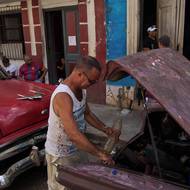 „Ostrov svobody“ je bez dodávek ropy, benzín se do aut shání ne po kanystrech, ale po lahvích. 