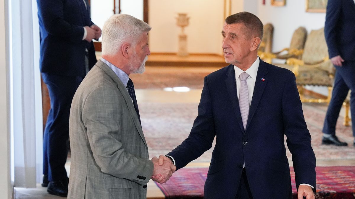 Pavel to nevzdává: Na summit NATO chce jet spolu s Babišem. Hrad plánuje schůzku