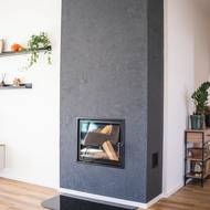 Rodinný dům vytápí elektrickým podlahovým topením, krbovou vložkou a mají nainstalovanou i rekuperaci. Tepelné čerpadlo nemají.