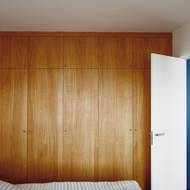 Velká vestavěná skříň tvoří příjemné a nepřehlédnutelné pozadí ložnice.