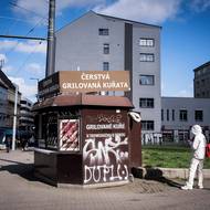 Stánek s grilovanými kuřaty stojí u tramvajové křižovatky desítky let. Někteří zákazníci se rádi vracejí, jiní mají velmi pádné argumenty se mu vyhnout. 