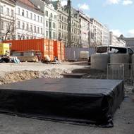 Pod povrchem Václavského náměstí vznikla retenční nádrž (na fotografii je vidět její vrchní část), na povrchu teď navazují další stavební práce.