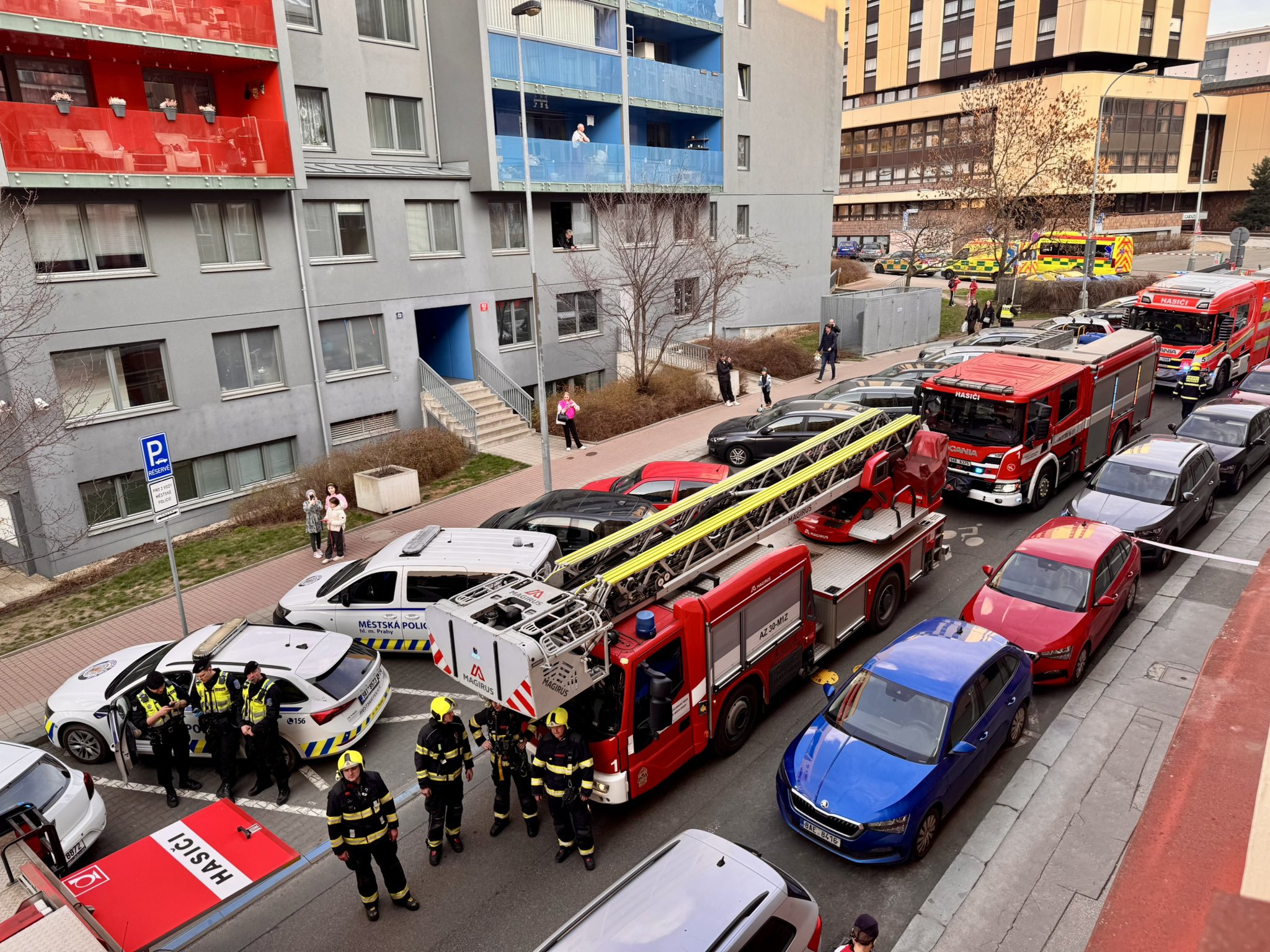 Mladík při požáru bytu na pražském Žižkově vyskočil z okna
