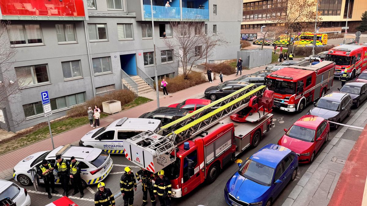 Mladík při požáru bytu na pražském Žižkově vyskočil z okna