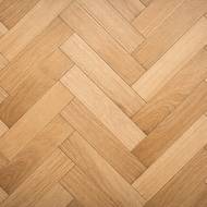 Se vzorem rybí kosti (herringbone) se v interiérech setkáte nejčastěji. Je to nadčasový vzor, složený z prken v pravém úhlu.