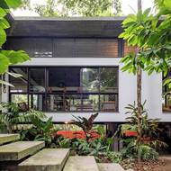 Velká část domu je vyzdvižena nad terénem.