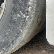 Detail úplně sjeté pneumatiky