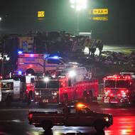 Policisté, hasiči a záchranáři na místě srážky. 