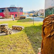 Bílá paní Zbyňka a opodál dřevěné posezení.