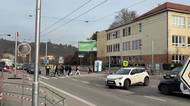 Auta sviští školákům před nosem. Rodiče znepokojil vypnutý semafor na rušné křižovatce u školy v Brně
