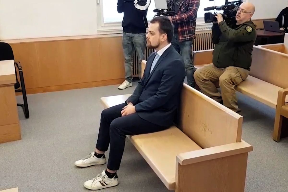 Opilý ujížděl před policií, schválně přejel do protisměru a vrazil do auta. Za pokus o vraždu soud mladíkovi potvrdil 8 let