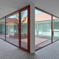 Uvnitř každého oddílu společných prostor je atrium.  