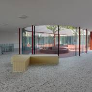  Při vstupu se návštěvníci dostanou do části s recepcí, čekacími prostory i s jedním z atrií. 