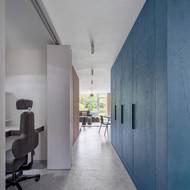 Pracovní koutek je schovaný za skládacími dveřmi.