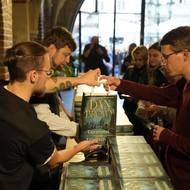 Prvních sto kupujících získalo knihu Dana Browna s jeho podpisem.