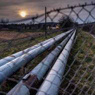 Ropa se do Kralup dostává ropovodem IKL / TAL z Terstu přes Vohburg