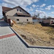 Po roce od výbuchu je na místě zbouraného domu pod havlíčkobrodskou nemocnicí jen tento kráter. I majitelky čekají netrpělivě na závěr vyšetřování.