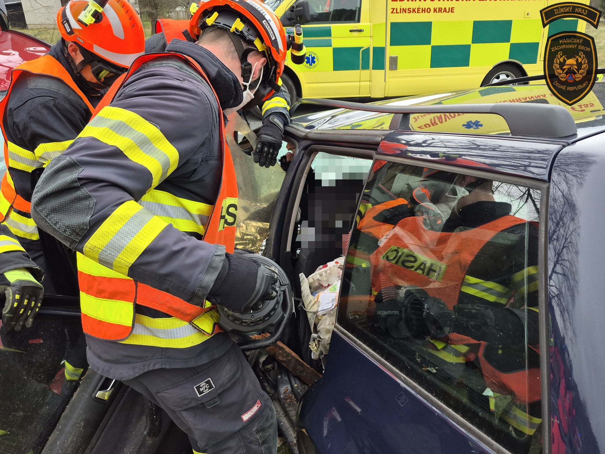 Tại Zlín, hai xe hơi va chạm. Ba người bị thương, nhân chứng sốc