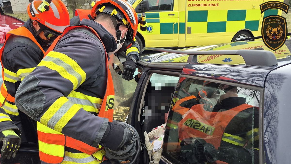 Na Zlínsku se srazila dvě osobní auta. Tři lidé utrpěli zranění, svědkyně šok