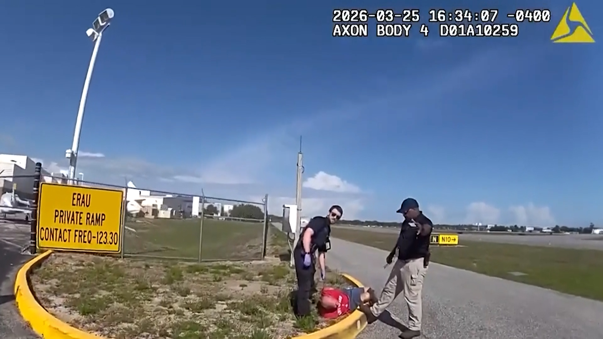 Pod vlivem alkoholu a drogu prorazil bránu a pokusil se nastoupit do několika letadel