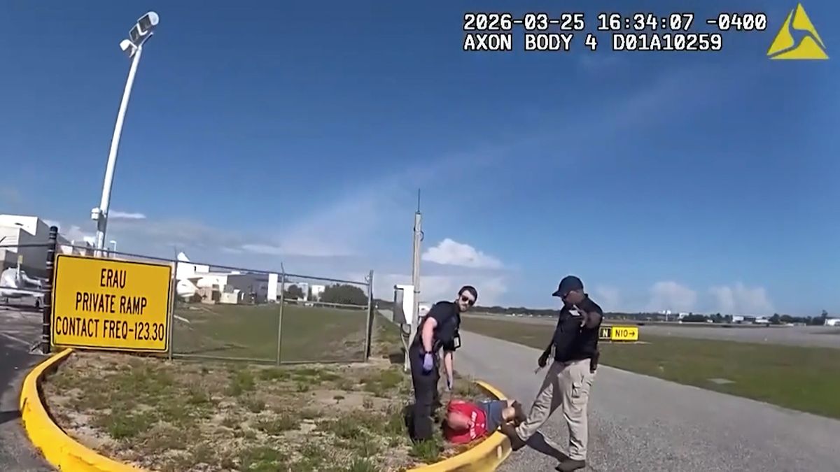 Pod vlivem alkoholu a drog prorazil bránu a pokusil se nastoupit do několika letadel