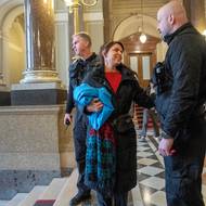 Členy spolku pak vyprovodila ochranka.