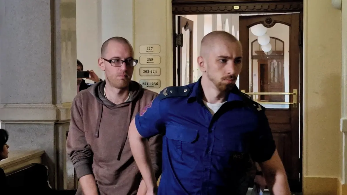 Mladík v Brně málem ubodal sedmdesátiletého souseda. Může za to psychika a drogy, vymlouval se u soudu