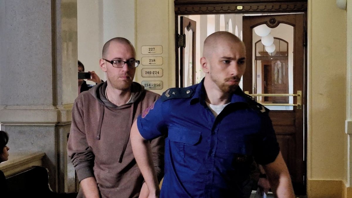 Mladík v Brně málem ubodal sedmdesátiletého souseda. Může za to psychika a drogy, vymlouval se u soudu