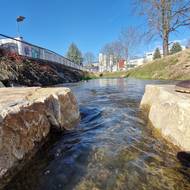 Velké kameny jsou částečně zabudované do dna, váží až 400 kilogramů.