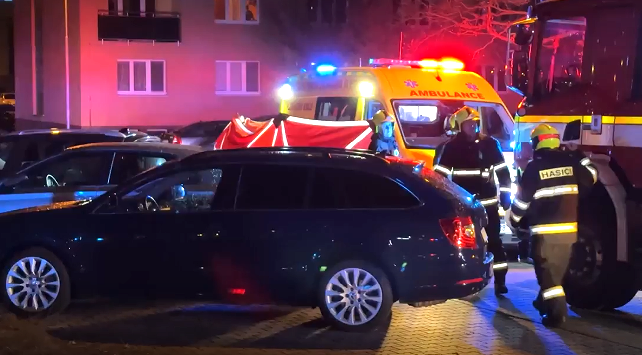 V Plzni hořel byt. Těžce popálený muž skončil v nemocnici  