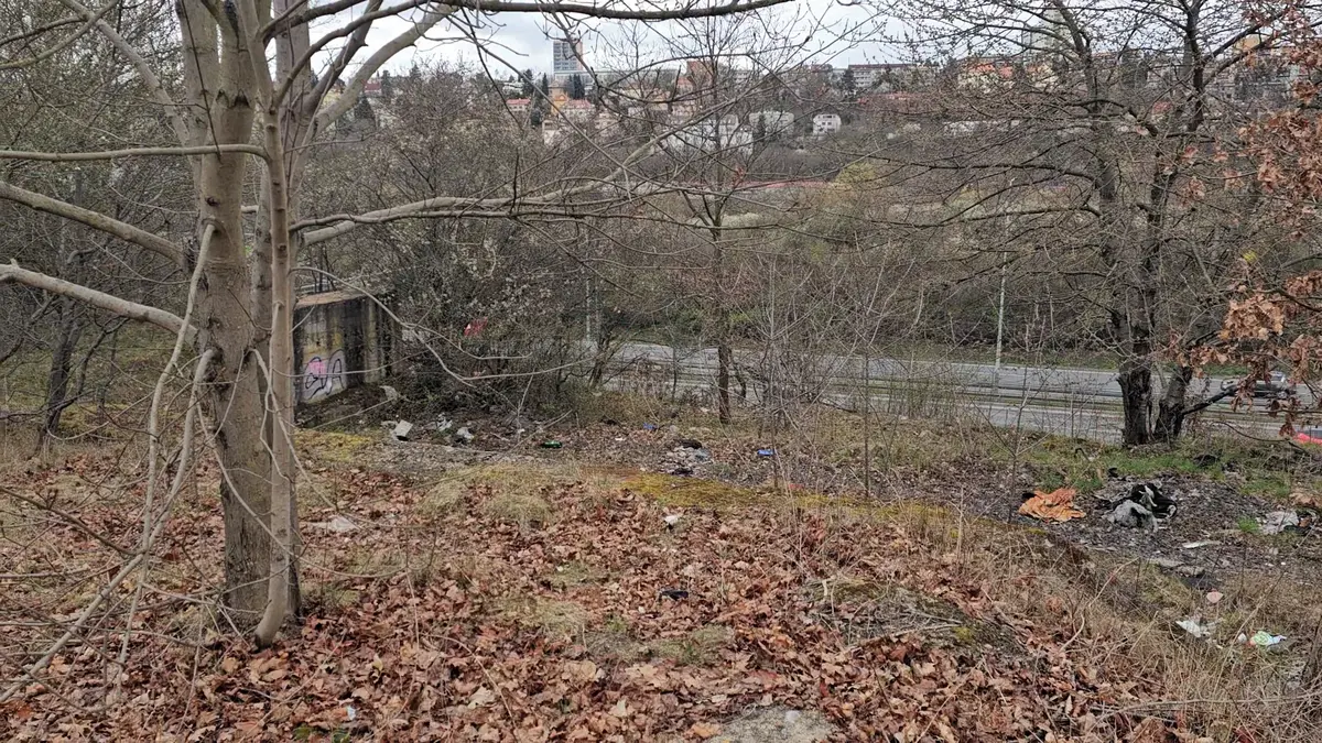 Les hrůzy u Novodvorské čekají změny, tábořiště bezdomovců zatím zůstává