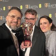 Radovan Síbrt (vlevo), Pavel Talankin a Alžběta Karásková se radují ze získání ceny BAFTA za nejlepší dokumentární film roku 2025.