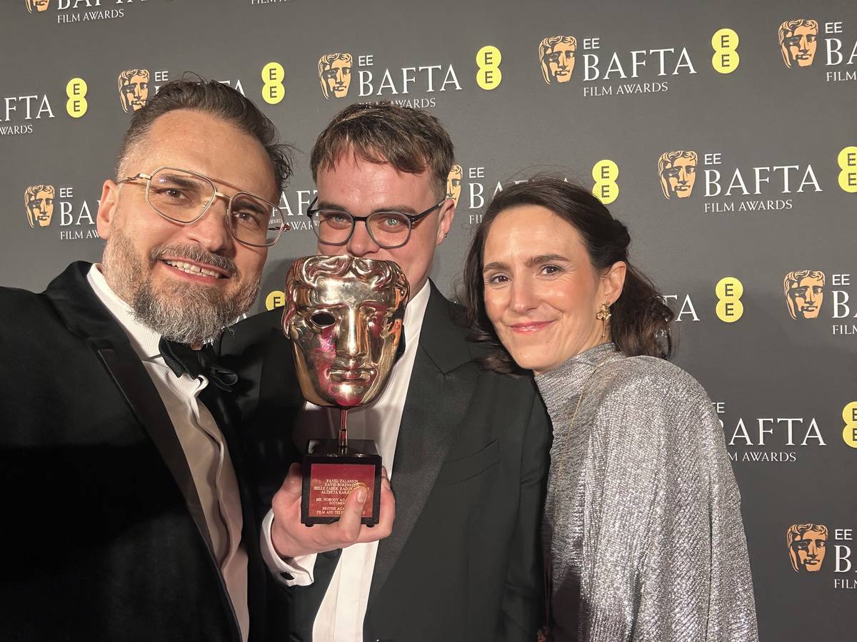 Radovan Síbrt (vlevo), Pavel Talankin a Alžběta Karásková se radují ze získání ceny BAFTA za nejlepší dokumentární film roku 2025.