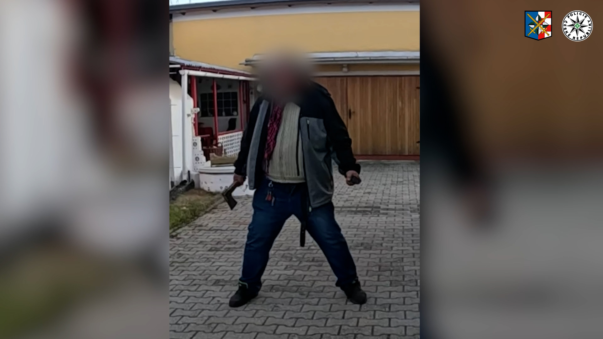 Muž na Šumpersku vrávoral se sekerou a nožem v ruce. Policisté ukázali video, jak ho zneškodnili paralyzérem