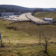 Místní mu říkají „Most duchů“. V přístupu k němu brání plot.