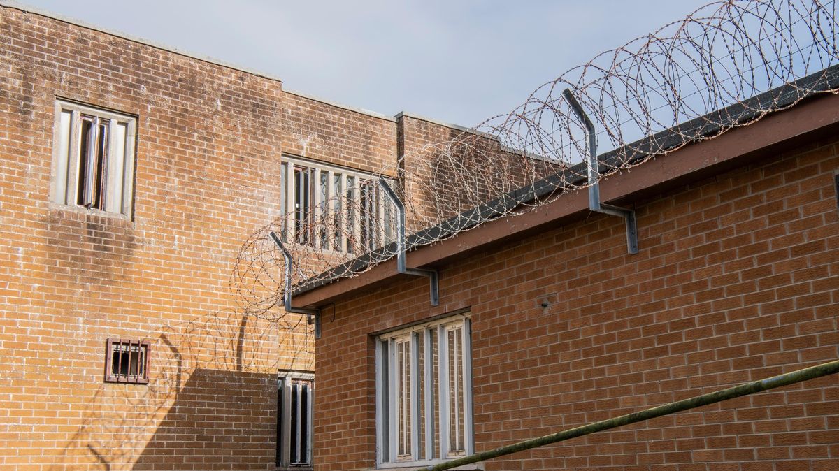 Vězeň ve Francii utekl hlavní branou. Přijeli si pro něj falešní policisté