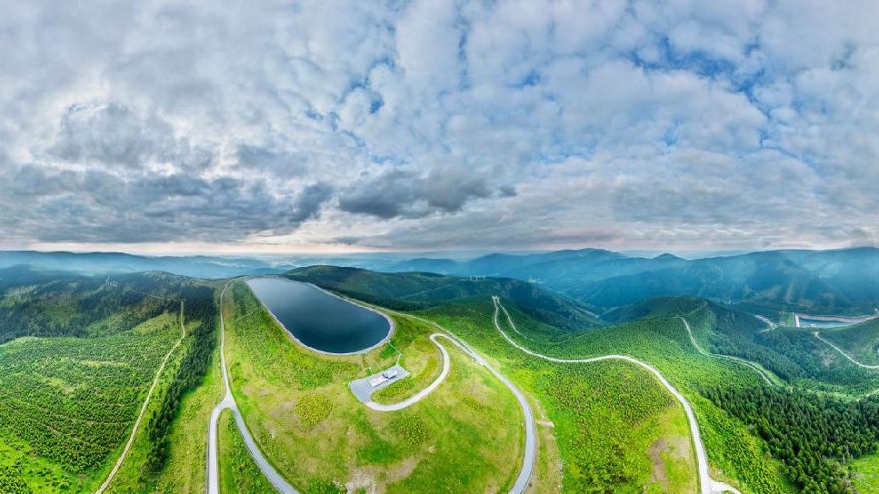 Do nitra elektrárny Dlouhé stráně proudí stále více lidí