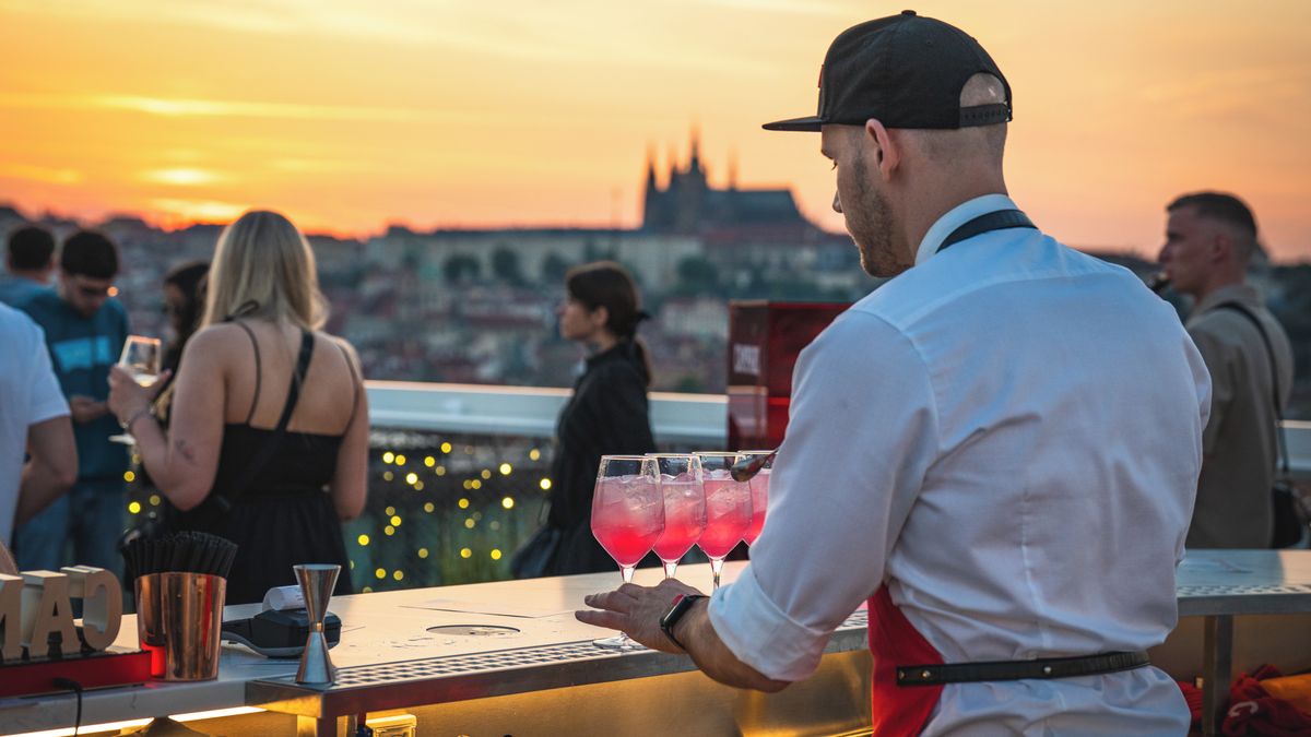 Praha je z výšky krásná. Kam na sklenku či něco dobrého s úchvatným výhledem na metropoli?