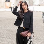 Šátkem Celine ozdobila svou kabelku thajská zpěvačka a herečka Fatima Dechawaleekul, přezdívaná EarnEarn.