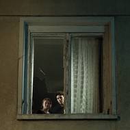 Začíná to rozbitím okna a končí vyhazovem z práce. 