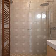 Vanu v koupelně vystřídal sprchový kout.