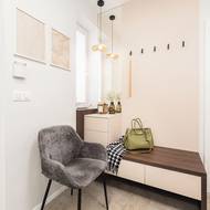 V předsíni je praktický prostor, kam si sednout, například při nazouvání obuvi. 