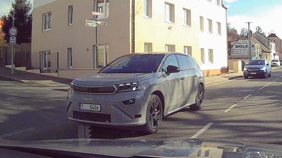 Škoda Peaq přistižena v provozu, největší škodovka umí klamat tělem