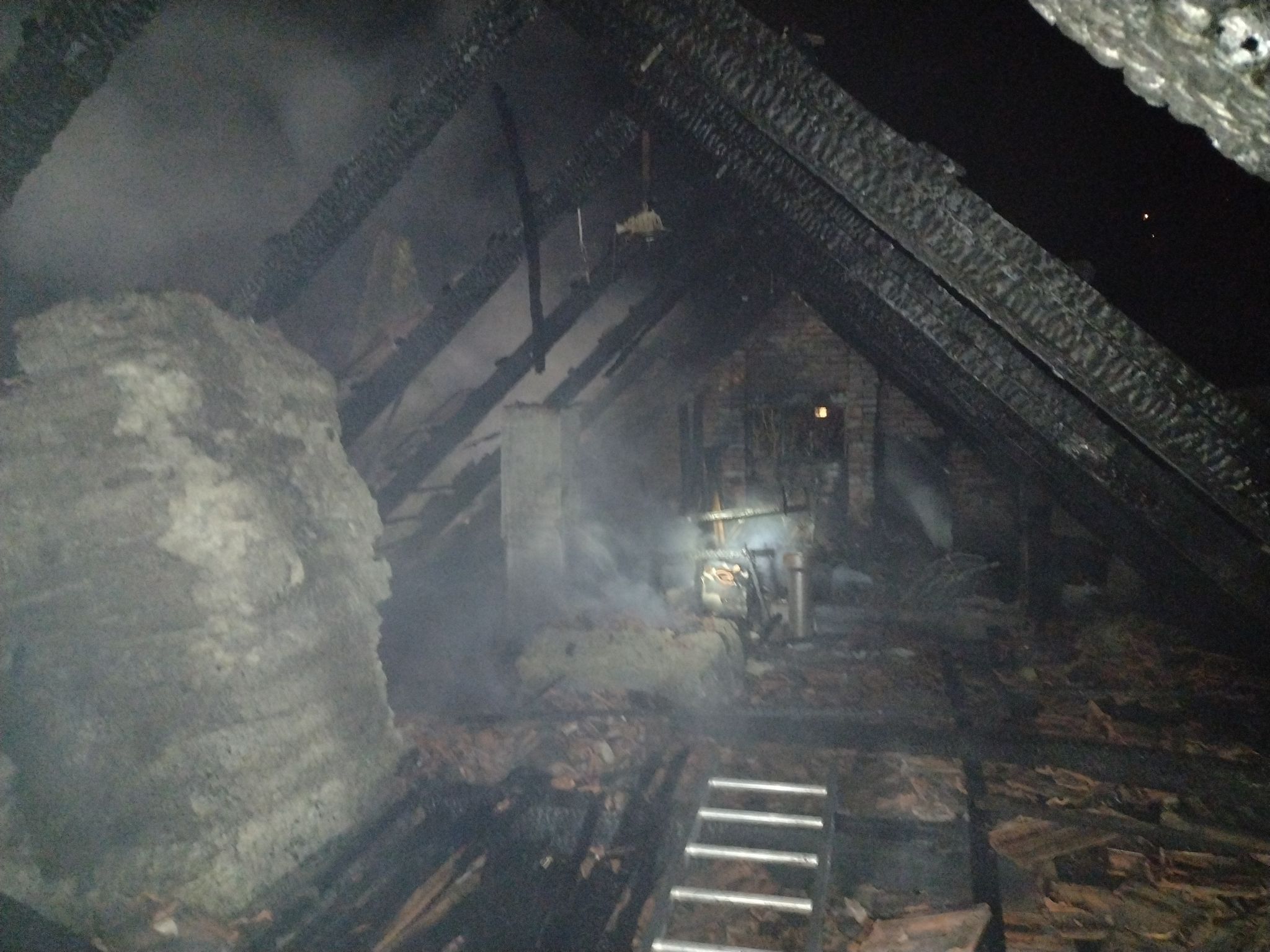 Trở lại với thang cứu hỏa. Hỏa hoạn tại Biskupice đã làm hỏng nặng cấu trúc mái